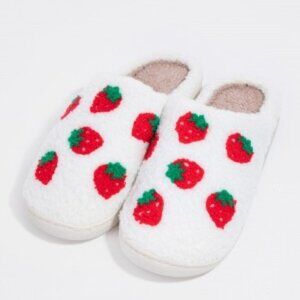 NWT Strawberry Pattern Fuzzy Slippers Women's Size: 8-9